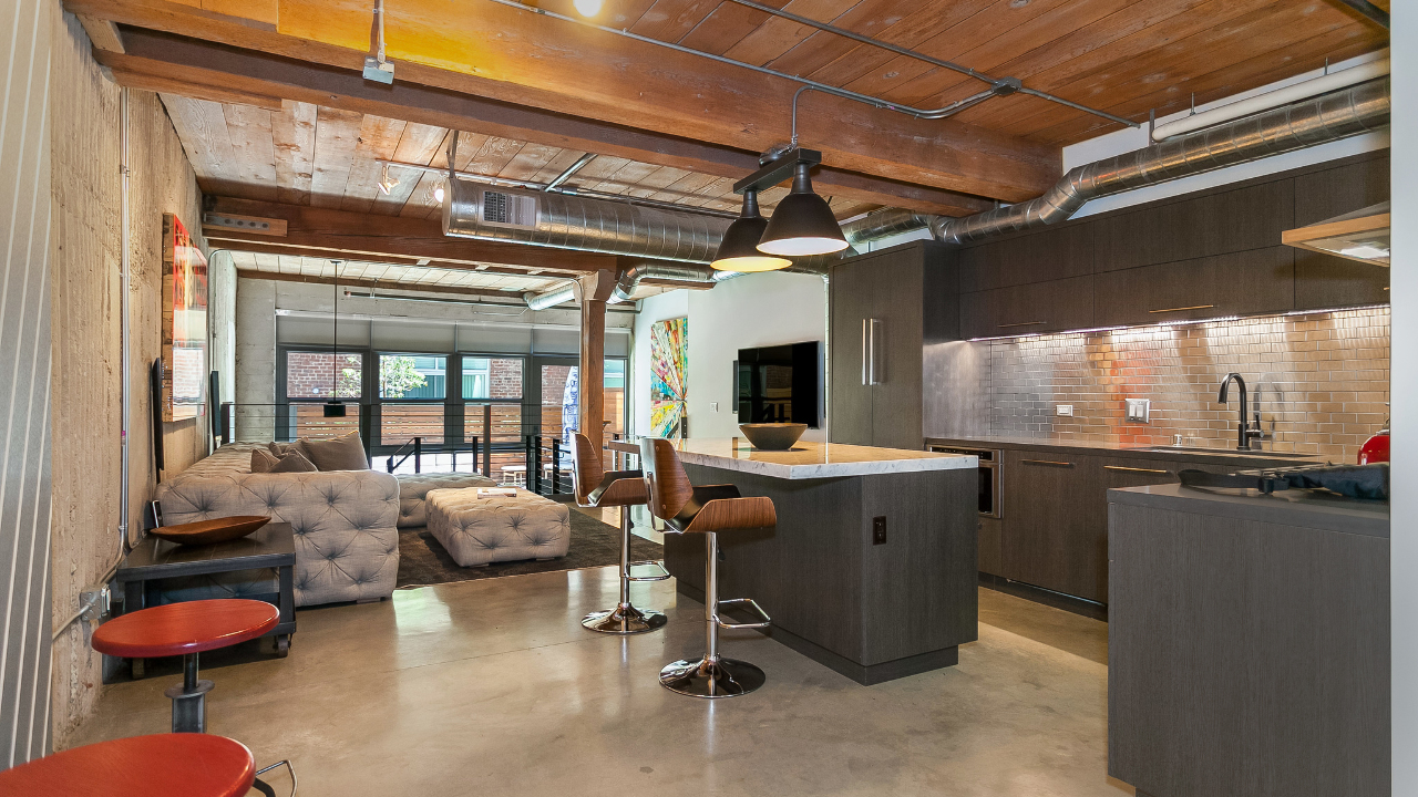 Kitchen/Seating Area