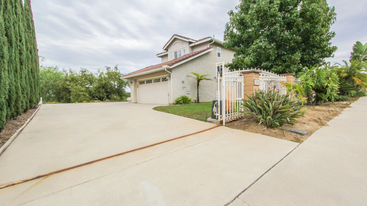 1360 Clear Crest Circle, Vista, CA, 92084 Scene 2