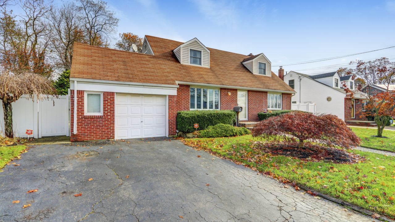 58 S Windhorst Ave, Bethpage, NY, 11714 Scene 2