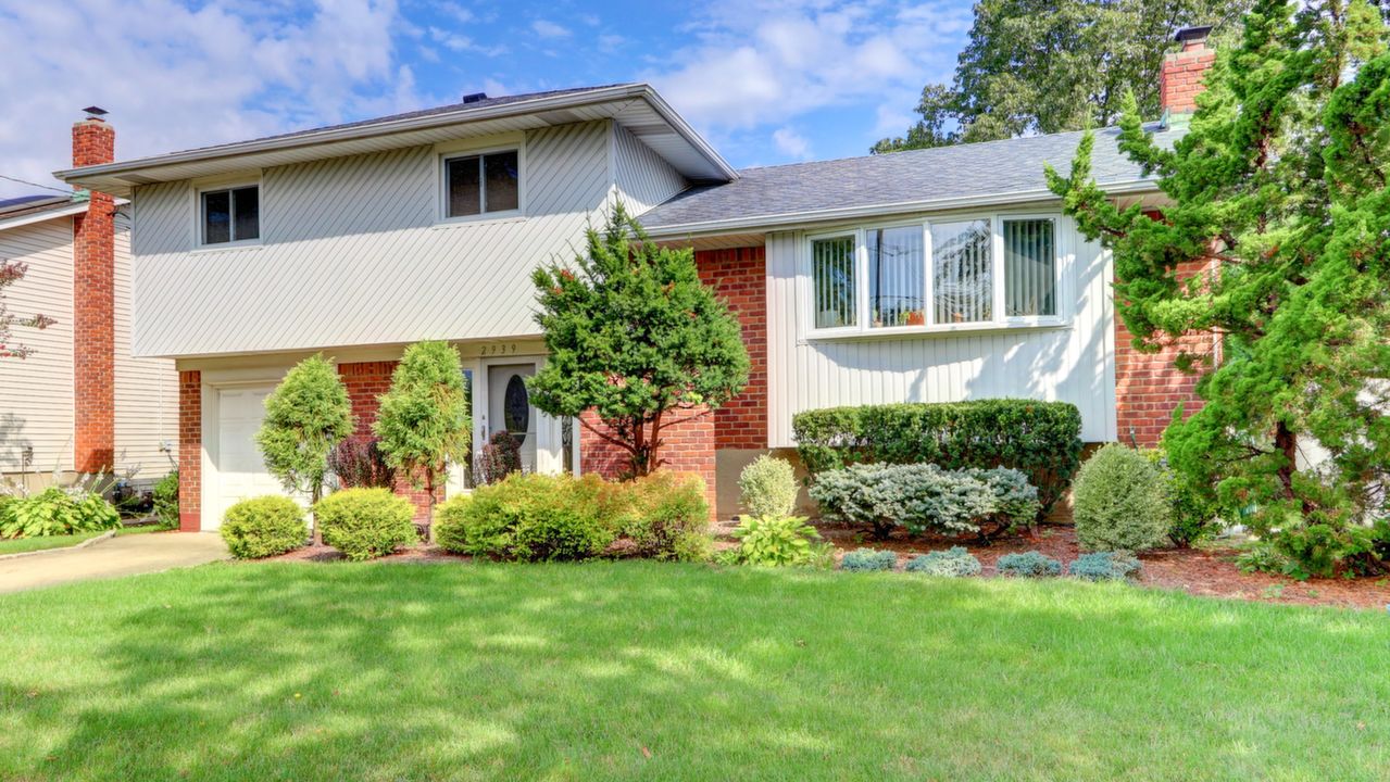 2939 Hampton Ct, Wantagh, NY, 11793 Scene 2