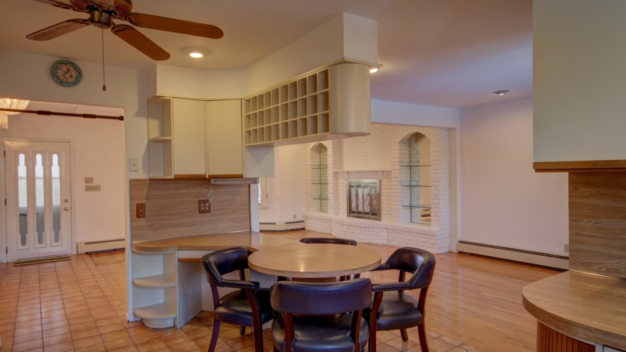 Kitchen Eating Area