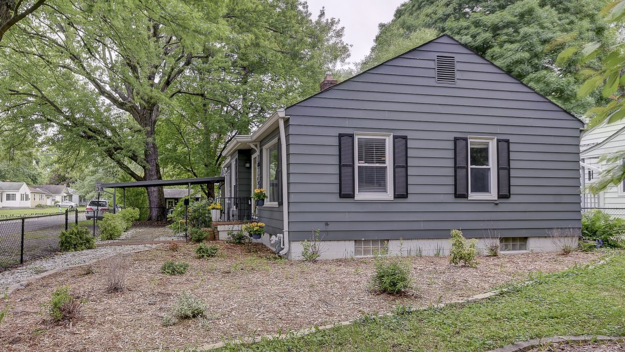 LARGE FRONT YARD