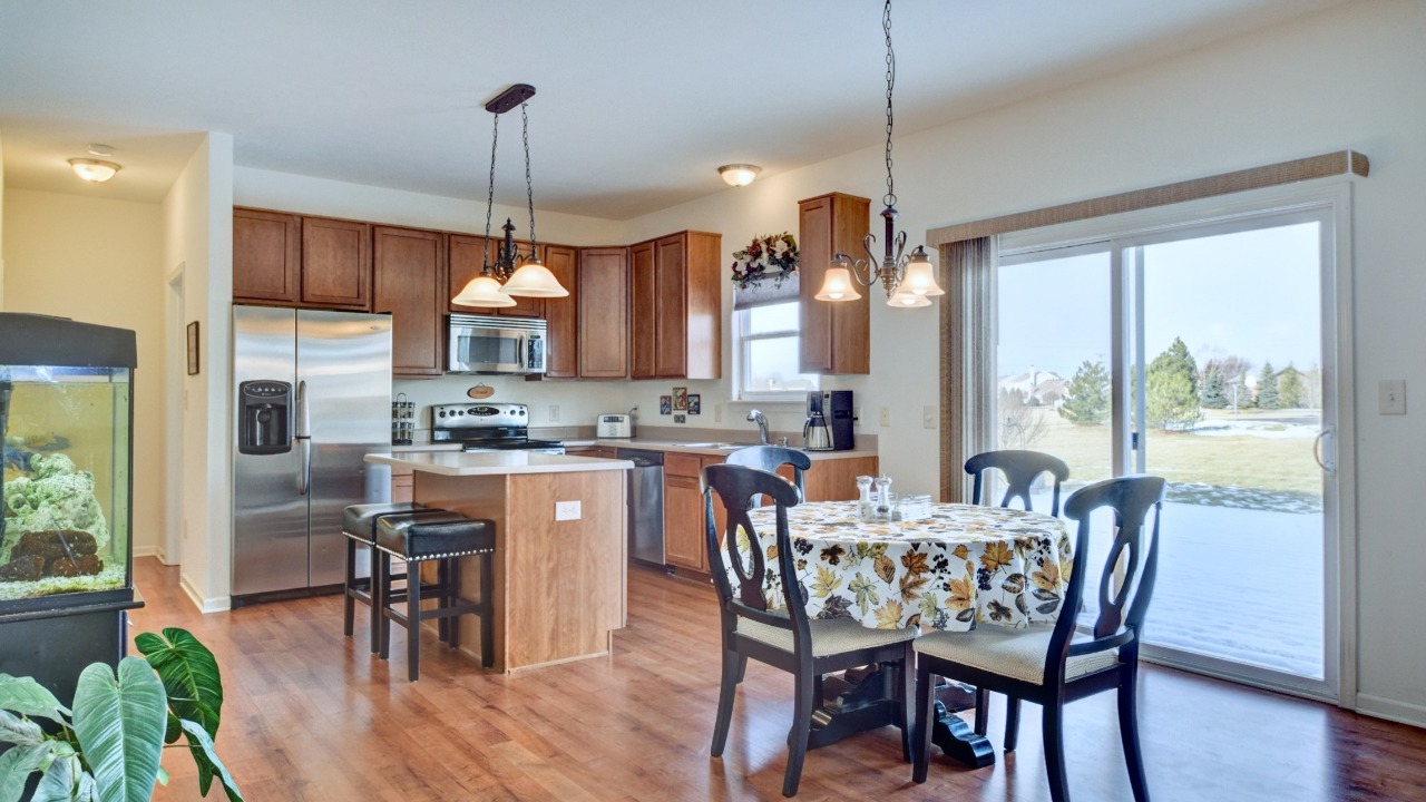 Kitchen & Breakfast Area