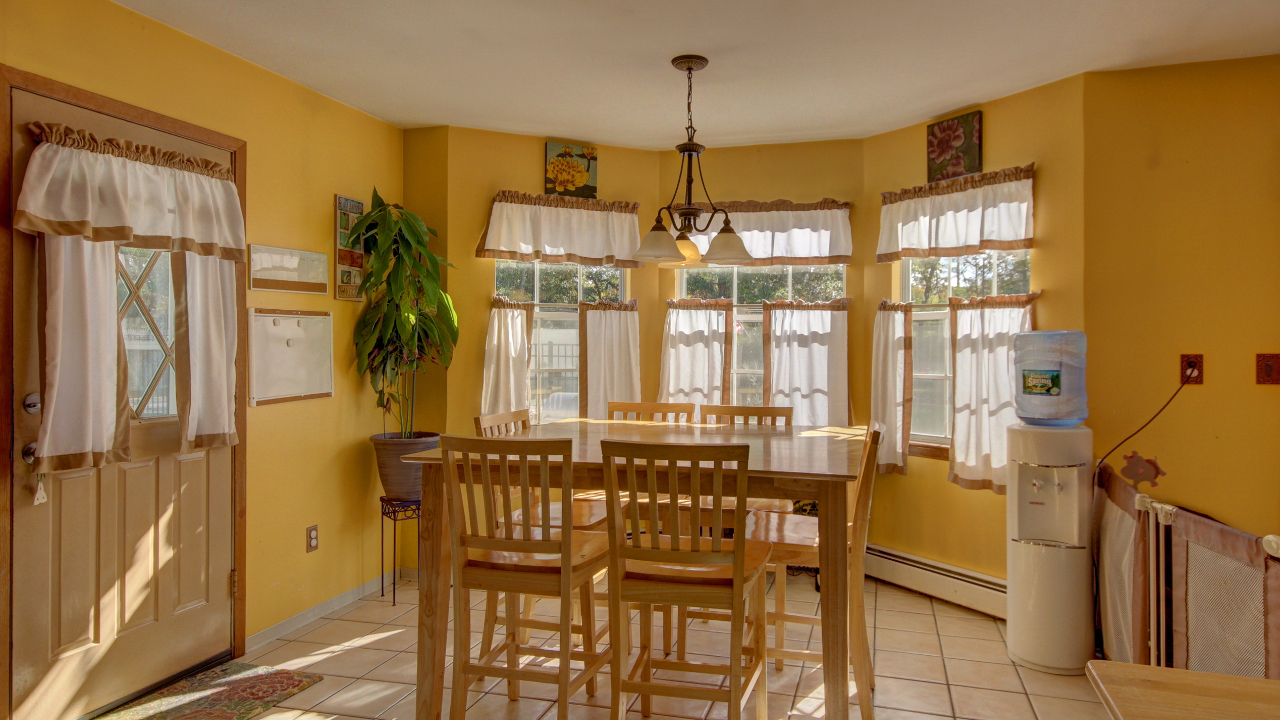 Kitchen Eating Area