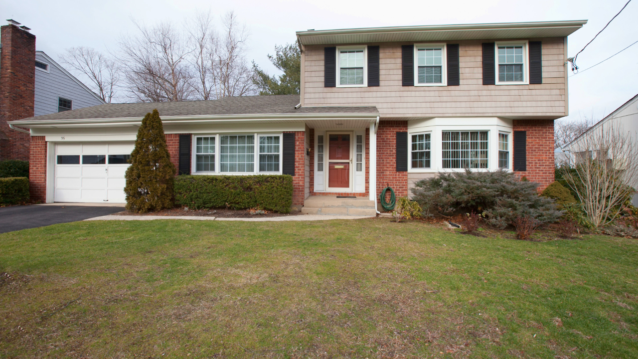 35 Hillside Rd, Farmingdale, NY, 11735 Scene 1