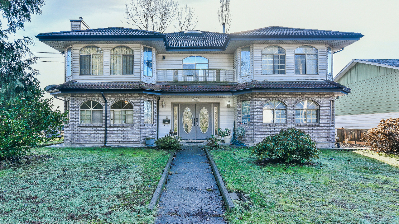 14164 110a ave, Surrey, BC, V3R 2B2 Scene 1