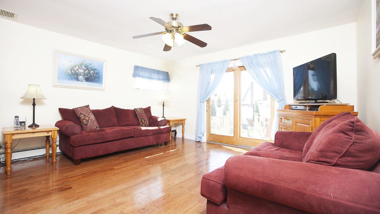 220 Greenwich Ave, Massapequa Park, NY, 11762 Scene 3