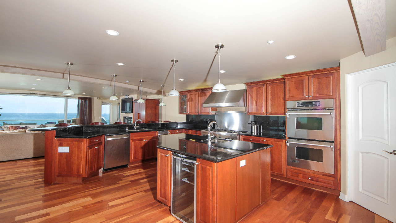 Large Kitchen with Island