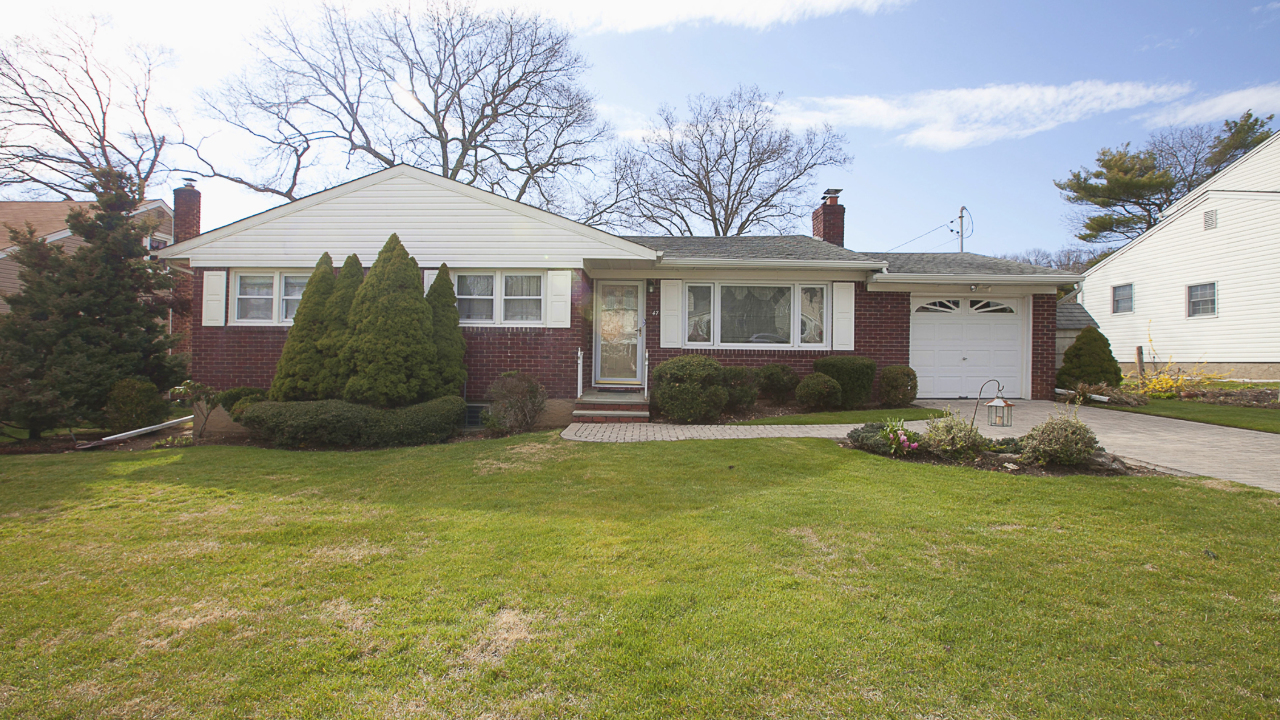 47 Jerome Dr, Farmingdale, NY, 11735 Scene 1