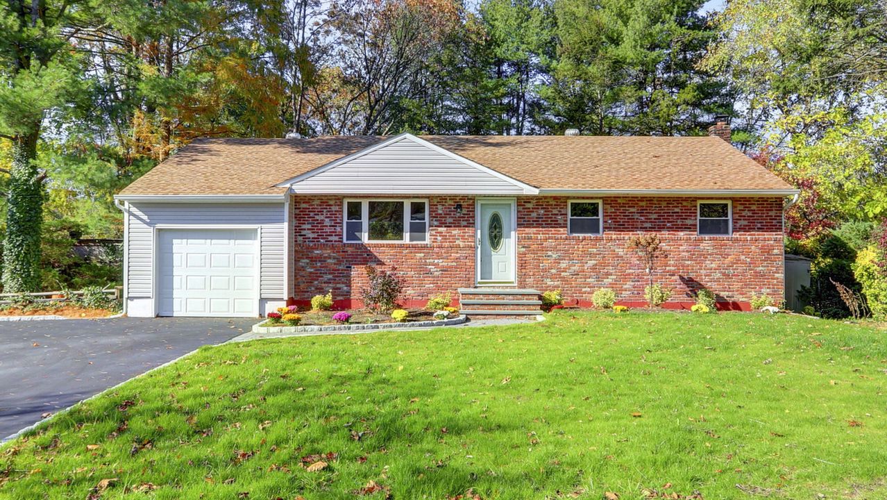 4 Lower Rd, Smithtown, NY, 11787 Scene 1