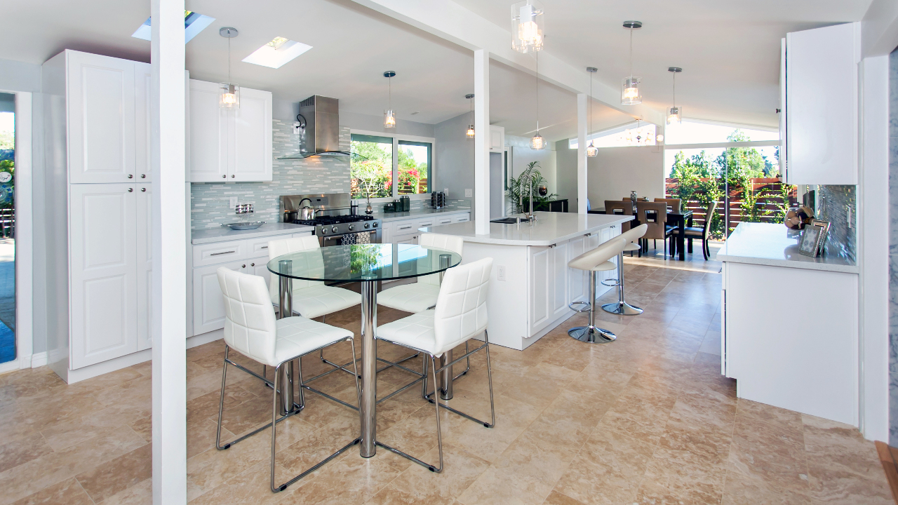 Kitchen w/ granite countertop