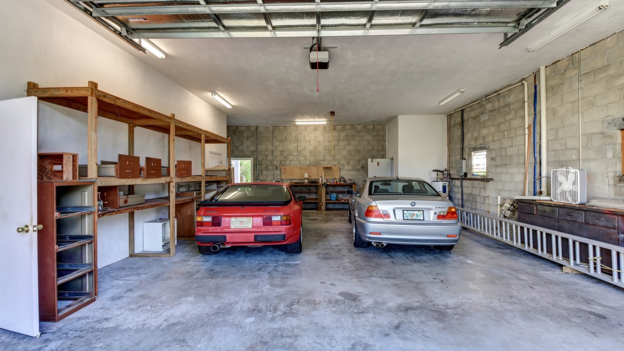 Detached Garage/Apartment