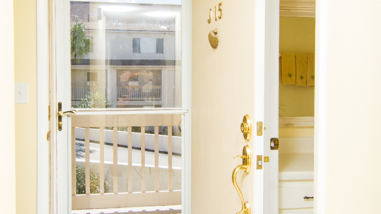 Entry Foyer w/new Storm Door