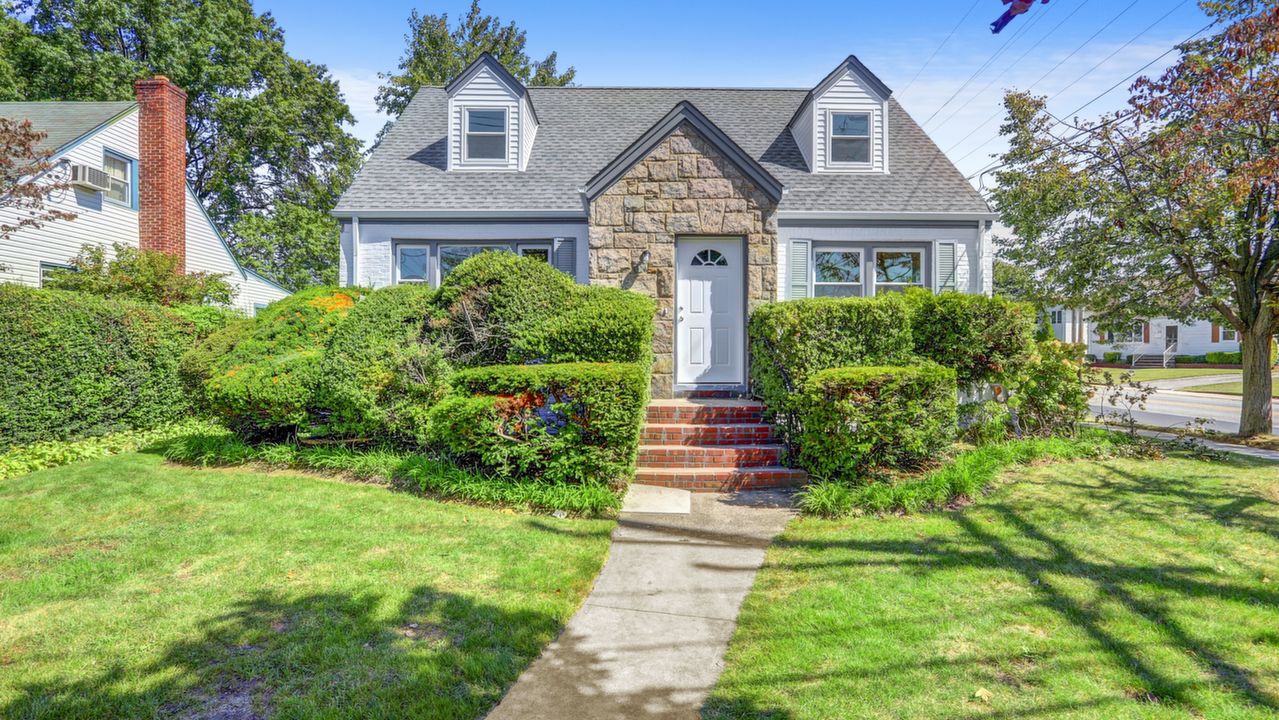 102 Linden Ave, Lynbrook, NY, 11563 Scene 1