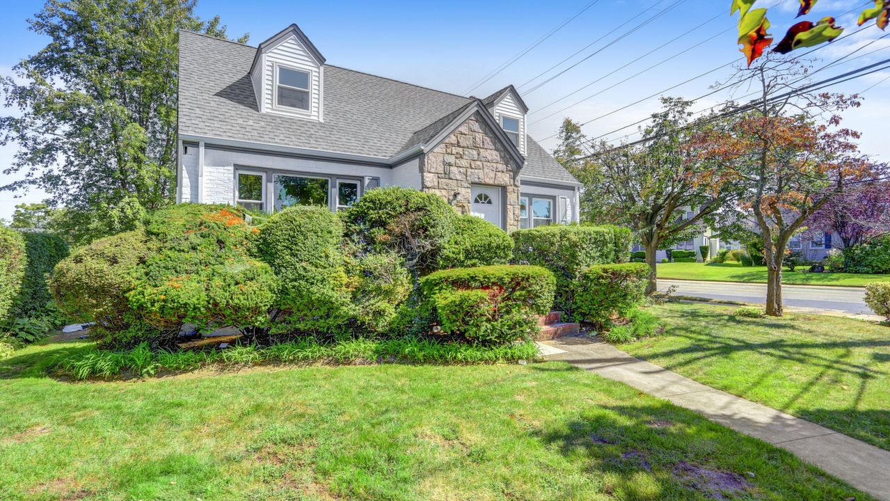 102 Linden Ave, Lynbrook, NY, 11563 Scene 2