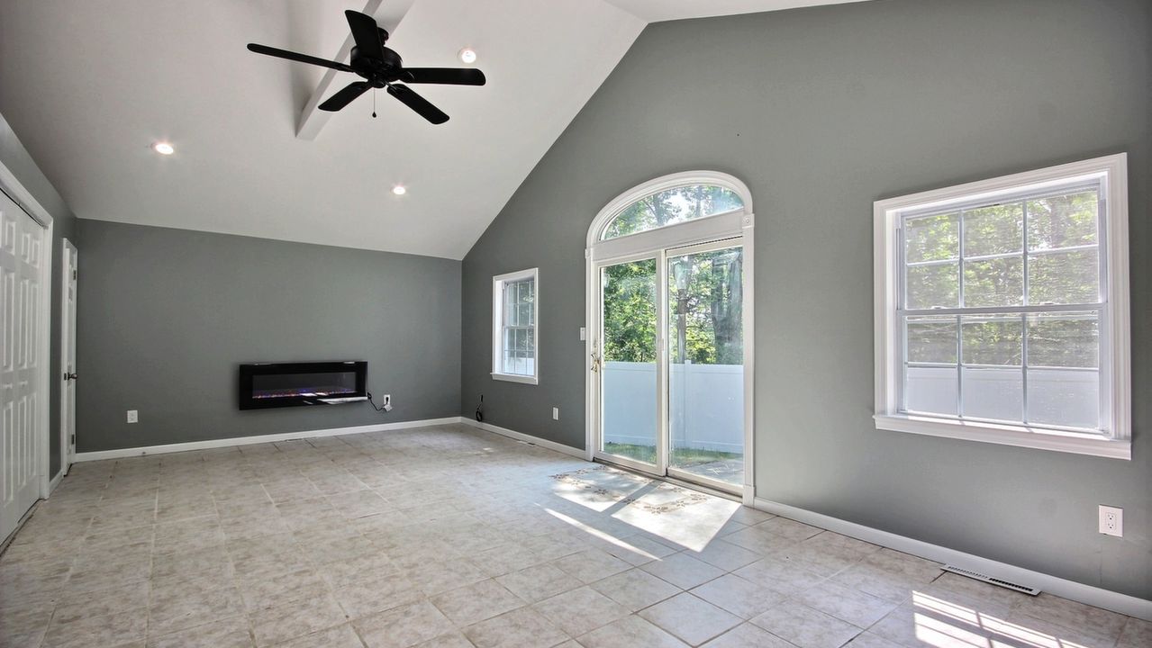 Family Room w Vaulted Ceilings