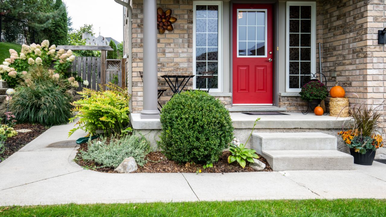 COVERED FRONT PORCH