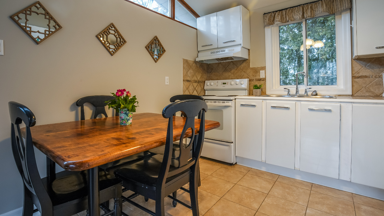 Dining room and kitchen 4