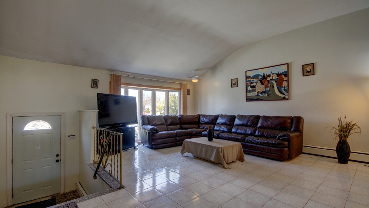 Foyer/Living Room