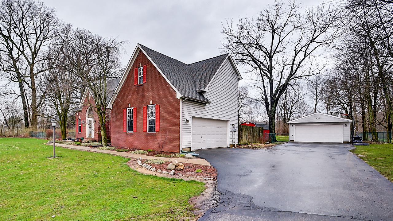 Side Load Garage/Detached Garage