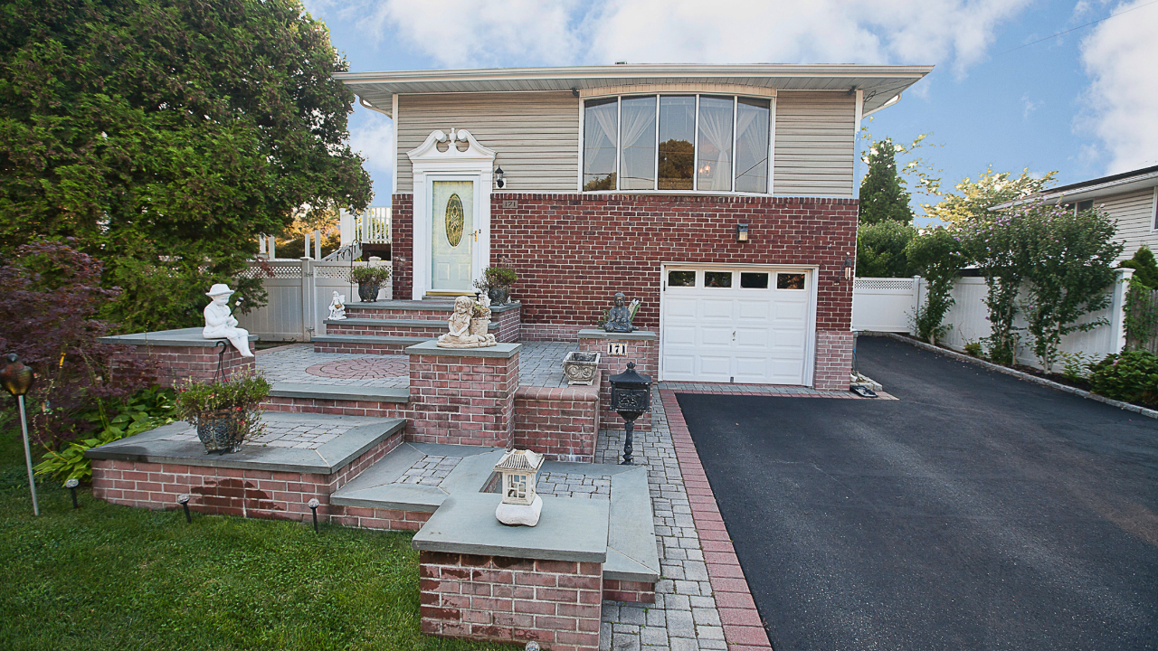 171 Crestwoood Blvd, Farmingdale, NY, 11735 Scene 1