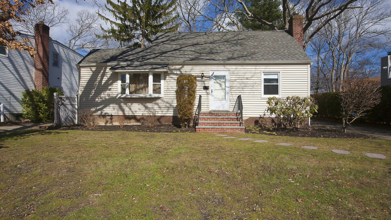 12 E Oak St, Farmingdale, NY, 11735 Scene 1