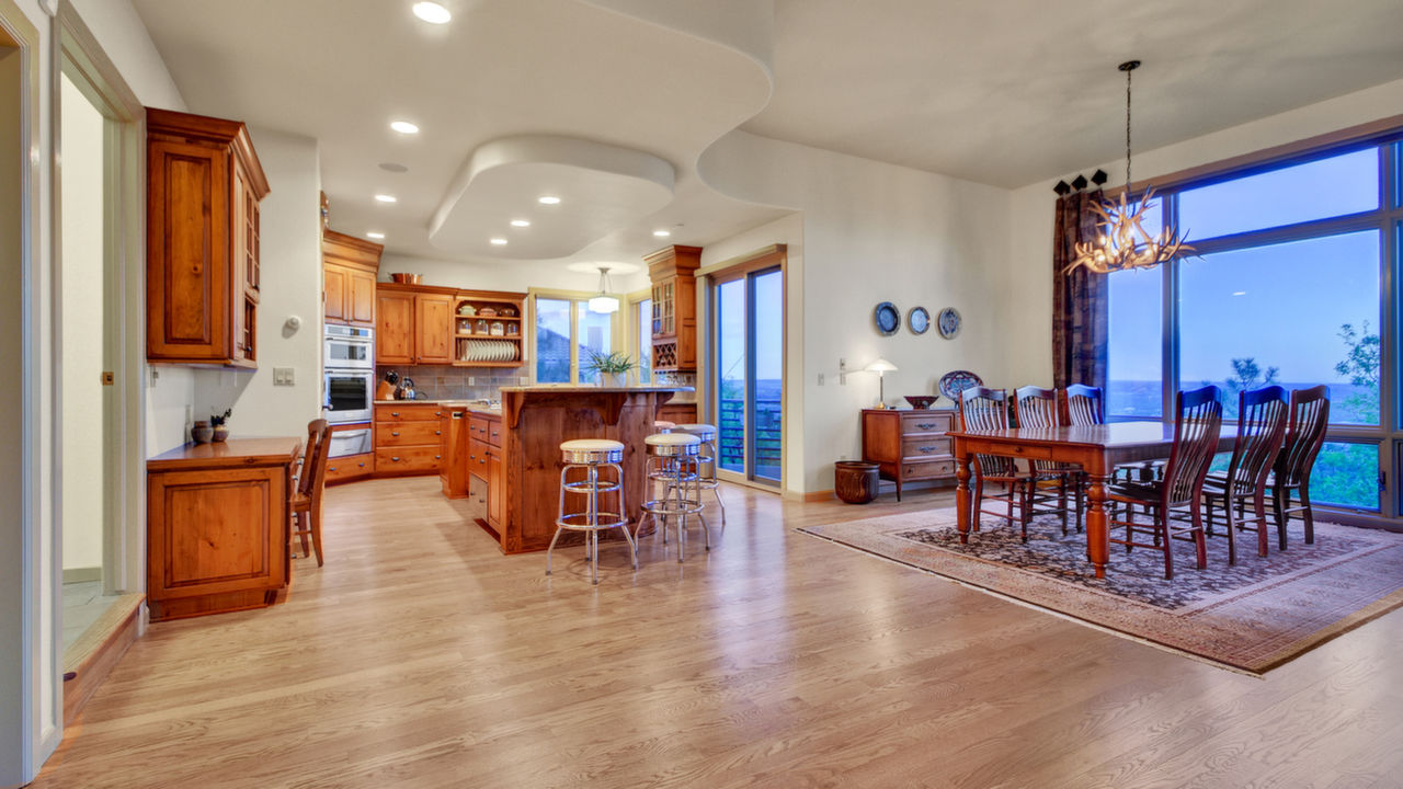 Kitchen & Dining Area