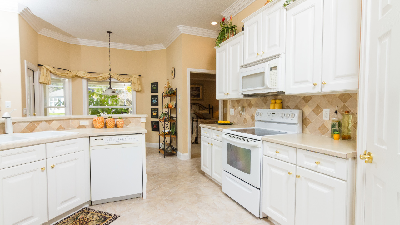 Spacious Kitchen w/Bkfst Nook