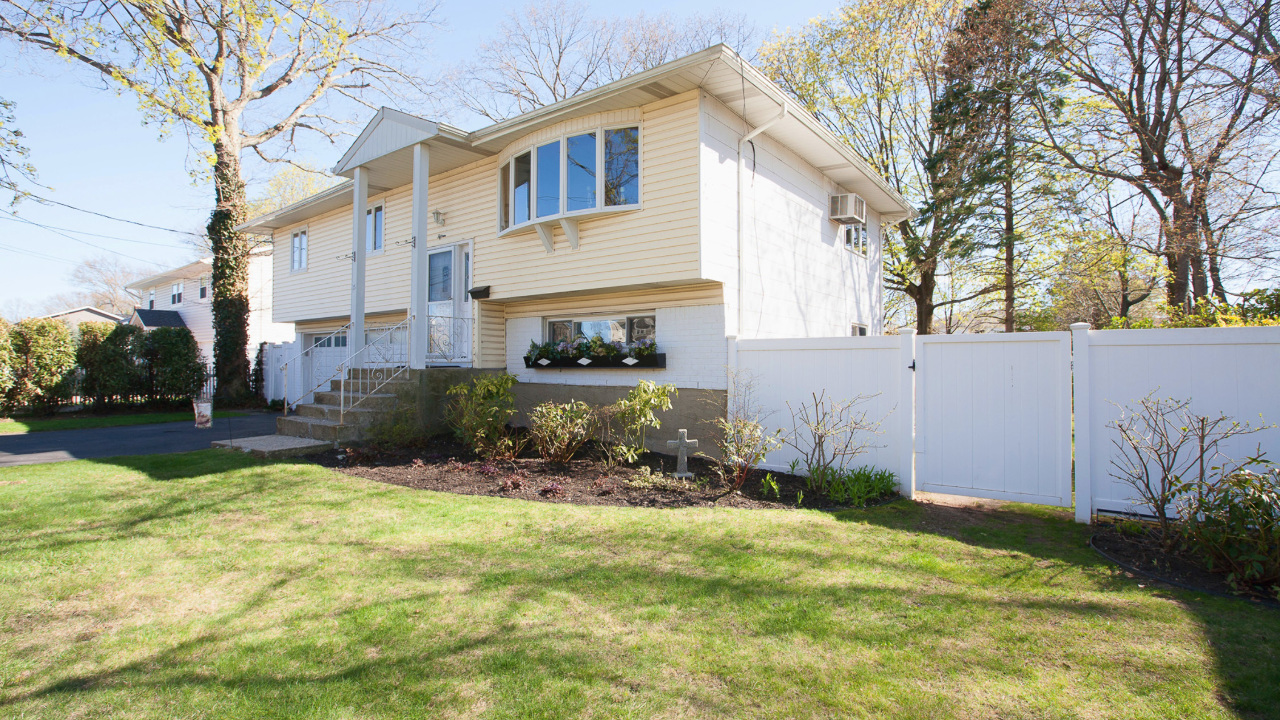 15 Hawthorne St, Farmingdale, NY, 11735 Scene 1